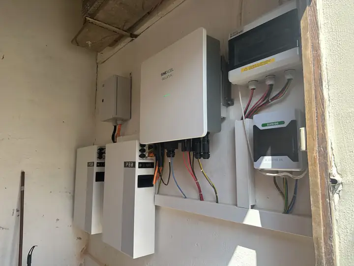 Inverter ibrido, batterie di accumulo e quadri elettrici installati a parete