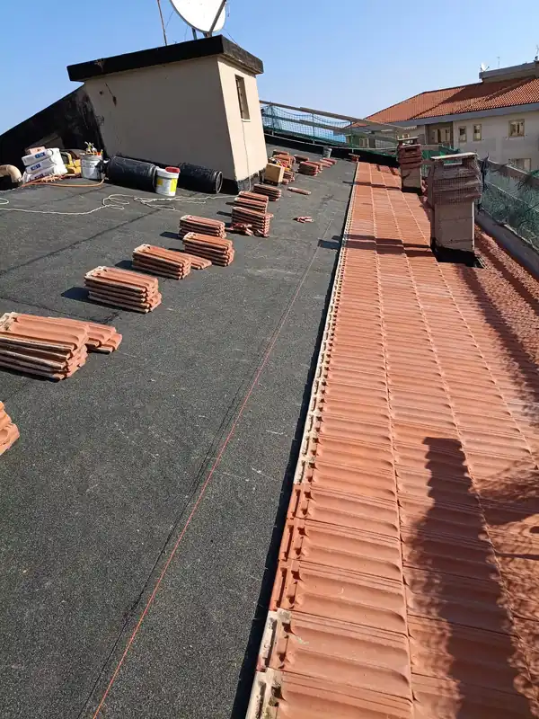 Copertura in rifacimento con tegole posate su guaina impermeabilizzante