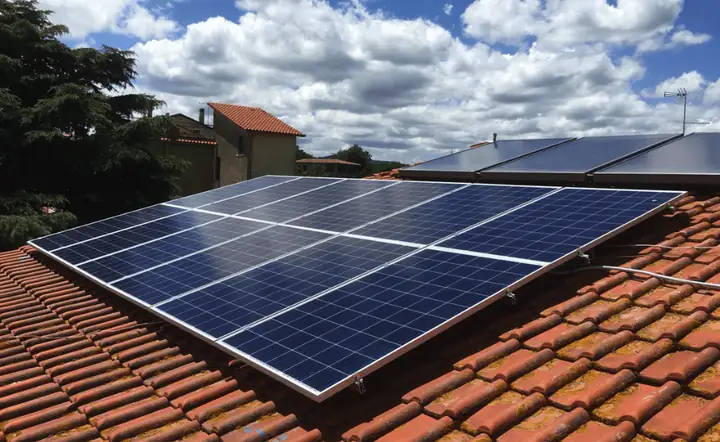 Pannelli fotovoltaici e collettori solari su un tetto in coppi