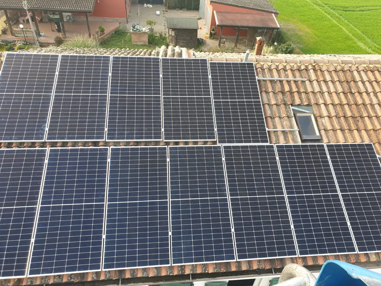 Impianto fotovoltaico su un tetto in coppi